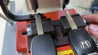 How to use DEFU 368A manual cutting machine Laser cut key HON66 Honda Civic