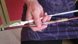 怎样拉二胡 怎样持弓 How to hold the bow - Erhu Lessons.com - Ling Peng