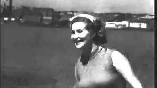 М. П. Назарова с тигром Пуршем на пляже. 1956 год.