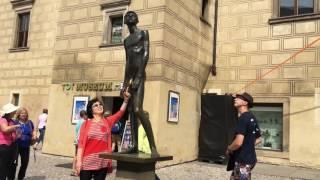 AMILY MONRO|Прикольная статуя голого мальчика в Праге. Просмотр видео помогает забеременеть