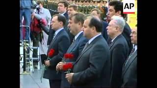 RUSSIA: MOSCOW: YELTSIN LAYS WREATH AT TOMB OF UNKNOWN SOLDIER