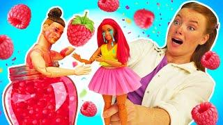 Spielzeug Video für Kinder mit Irene und Barbie. Ken steckt im Marmeladeglas fest.