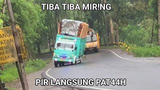 Truk muatan kayu bikin pan!k supir terlalu santai akhirnya truknya mir!ng parah