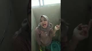 intip teman di WC gua kira lagi apa 