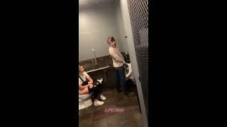 Gadis menggunakan toilet dan berbicara di toilet pria