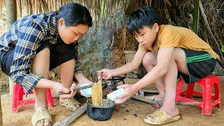 Daily life of 2 orphans, cook breakfast - Cut banana tree trunks to sell for a living l Forest life