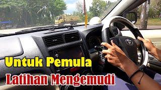 Latihan mengemudi mobil manual bagi pemula