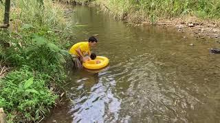 Mandi pakai pelampung di sungai