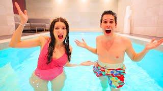 SOFÌ E LUÌ BAGNO NELLA PISCINA DENTRO CASA! RICCHI VS POVERI 24 ORE CHALLENGE! | Me contro Te