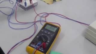 Experimento básico con un amplificador electrómetro.