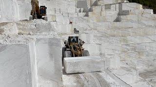 Komatsu & Caterpillar Wheel Loaders Loading & Pushing Huge Marble Columns - Birros Marbles