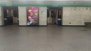Станция Гостиный двор // Горизонтальный лифт