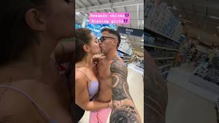 Besando chicasKissing girls #beach #prank #tulumvibes #love #magic