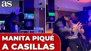 PIQUÉ celebra con una MANITA la SUPERCOPA en la CARA de CASILLAS