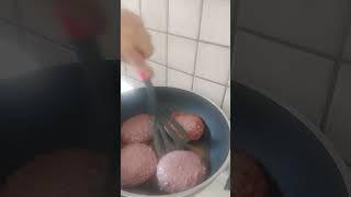 Hamburger in padella con Magic Cooker senza fumo né cattivi odori in casa