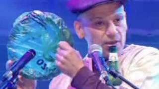 Arto Tunçboyaciyan performs on beer bottle at 2006 World Music Awards