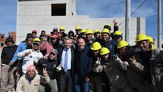 El presidente recorrió obras de viviendas del programa Casa Propia en Punta Lara, Ensenada.