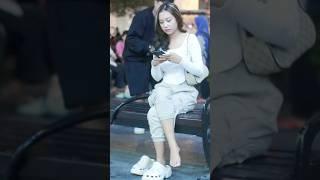 auto bingung!! kakak cantik lucu banget ilang sandal #laugh #trending #prank #funny #lucu #shorts