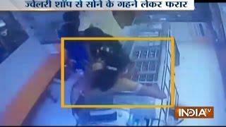 Caught on Camera: Women Thief Steal Jewellery from a Showroom in Pune