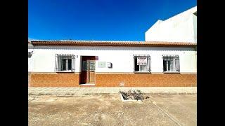 #Casa que da a dos calles, con 3 dormitorios y 2 baños, en #LaColoniaDeSantaAna #Antequera (Málaga)