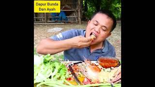 Babang Tampan Makan Lobster Goreng Lalap Daun Selada Bikin Laper Aja Nih !!! 