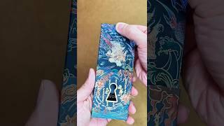 UNBOXING - Holographic gilded Imprisoned Tiger Maroon playing cards