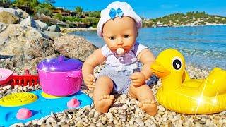 Видео игрушки - Кукла БЕБИ Анабель готовит суп и кормит уточку! - Весёлые игры для детей Как Мама