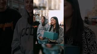 АДЕЛЬ С АМИНОЙ ДАРЯТ ПРИЗЫ ПРОХОЖИМ #адель #литвин #shorts