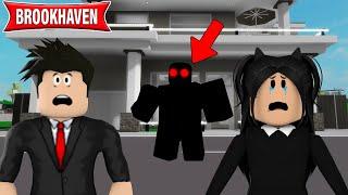 FOMOS PERSEGUIDOS POR UM CARA ASSUSTADOR NO BROOKHAVEN RP (Roblox)