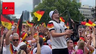 Als Saxophonist „Major Tom“ anstimmt, kennen die DFB-Fans kein Halten mehr