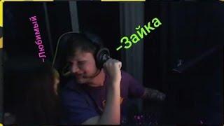 S1mple kisses his girlfriend. Симпл целует Аринян. Симпл поцеловал Аринян. Симпл поцеловал Арину.