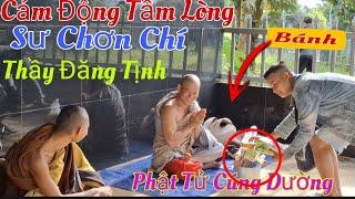 Sư Chơn Chí và Thầy Đăng Tịnh khất thực trong mưa ,quá vui khi thấy phật tử cúng dường bánh choThầy