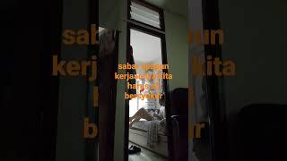 Pembantu selesai perkosa majikanya di kamar mandi.pakekan bajunya dgn kasih sayang