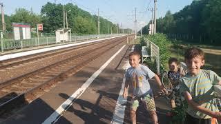 Дети впервые увидели Сапсан на скорости 200 km/h The children saw the train for the first 孩子们看到了火车