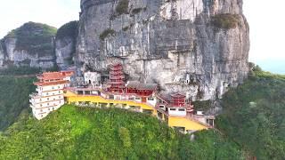 贵州深山发现一座巨大的古寺庙，竟屹立在大山悬崖下1000多年，太壮观了！｜A huge temple in Guizhou stands at the foot of a mountain cliff