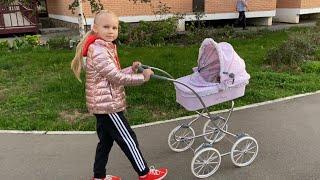 У Алисы новый малыш ЛЕНИВЕЦ ТЁМА !!! Идём на прогулку с коляской!