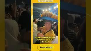 VIRAL  SEORANG BAPAK  PENJUAL ES TEH SANGAT SENANG SAAT JUALAN DI TENGAH KONSER