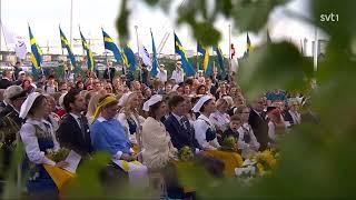 Kungen Carl XVI Gustaf önskar alla en glad midsommar på Sveriges nationaldag (SVT)