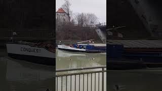 Deutschland/Hannover. Der Schiff am Kanal. Корабль на канале.