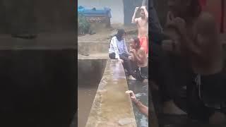 cewe satu sama banyak temen cowo,mandi bareng #mandi #cewek #tiktok #viral #kolamrenang #sahabat