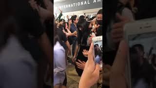 (Fancam) 180810 TWICE Mina is holding a Penguin  at LA Airport