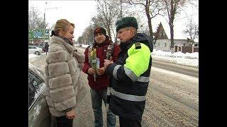 Live Момент. В преддверии праздника в Речице сотрудники ГАИ вместо жезлов вооружились цветами