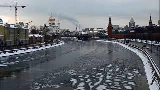 Москва-река зимой. Вид со стороны Парка Зарядье. Moscow River in winter.