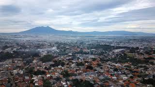 Kota depok dipagi hari || pemandangan dari atas langit, terlihat gunung salak dan gunung gede