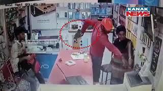 Act Of Smart Thief Stealing Mobile In Cuttack Caught On Camera
