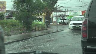 Tráfico lento, inundaciones y vehículos varados ha dejado intensa precipitación en SLP