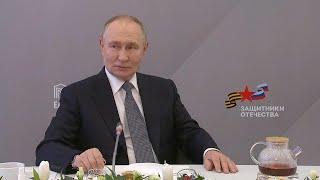 Путин в шоке: мама четверых детей ушла на фронт, а муж-герой остался с малышами!