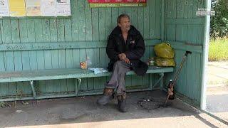 В Братске на остановке общественного транспорта около двух недель жил мужчина