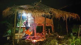 Pasangan Suami Istri Bermalam Di Pondok Kebun Pinggir Hutan Menjaga Tanaman