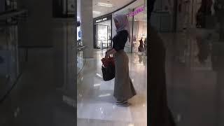 cikgu sayang main TikTok dekat shopping mall